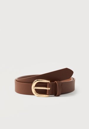 Ceinture en cuir marron avec boucle dorée arrondie, roulée et posée sur une surface blanche.