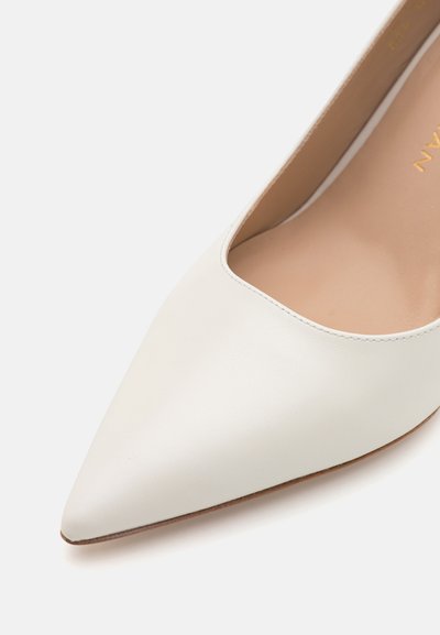 Stuart Weitzman Tacones - cream