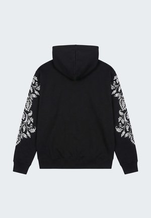 Zwarte sweatshirthood met witte bloemmotieven langs beide mouwen, gezien van achteren tegen een lichte achtergrond.