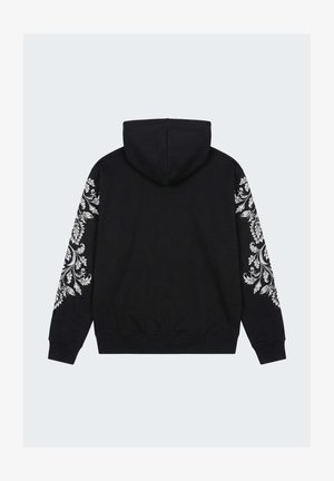 Zwarte sweatshirthood met witte bloemmotieven langs beide mouwen, gezien van achteren tegen een lichte achtergrond.