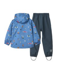 Ensemble de pluie pour enfants en deux pièces comprenant une veste bleue avec des motifs sportifs colorés et un pantalon bleu foncé avec des poignets élastiques.