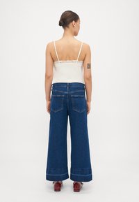 GAP Petite STRIDE ANKLE GIBBONS - Wide leg - dark indigo