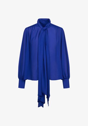 Blouse bleue à manches longues en tissu léger, dotée d'un col noué, de épaules froncées et de poignets ajustés, créant une silhouette fluide.