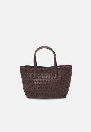 Sac fourre-tout en cuir tressé brun foncé avec deux poignées, base rectangulaire et ouverture sur le dessus sur un fond clair uni.