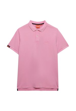 Polo rose uni à manches courtes avec deux boutons blancs, petit logo sur le côté gauche de la poitrine et une étiquette noire et orange sur la manche gauche.