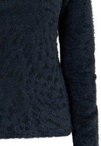 Maglione peloso blu navy con una finitura morbida e testurizzata, caratterizzato da maniche lunghe e un design aderente. Il tessuto ha un aspetto stratificato e soffice.