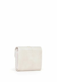 Cartera de cuero texturizado blanco con cierre de solapa. Forma cuadrada compacta, presenta detalles cosidos y un interior suave.