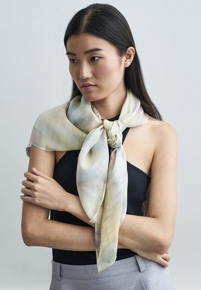 Zīda šalle maigos pastela toņos ar akvareļa efektu. Viegls, plūstošs tekstūru, eleganti sasieta ap kaklu.