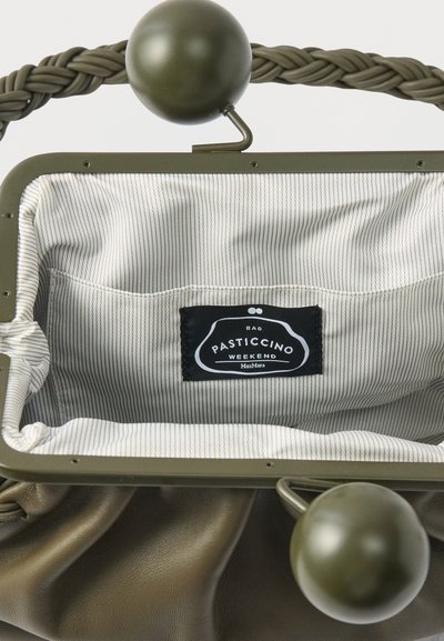 Τσάντα ώμου ελιάς με πλεκτή λαβή, δομημένο μεταλλικό πλαίσιο και ριγέ μπεζ επένδυση. Διαθέτει ετικέτα με την επιγραφή "PASTICCINO WEEKEND."