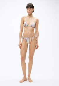 Bikini triangular hecho de tela multicolor con un patrón ondulado. La parte superior tiene tirantes finos tipo espagueti; la parte inferior se ata a los lados.