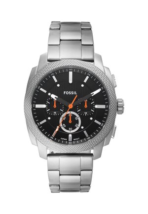Zilverkleurig metalen Fossil polshorloge met zwarte wijzerplaat, drie subwijzerplaten, oranje seconde- en subwijzerhands, en zilveren uurmarkeringen en band.