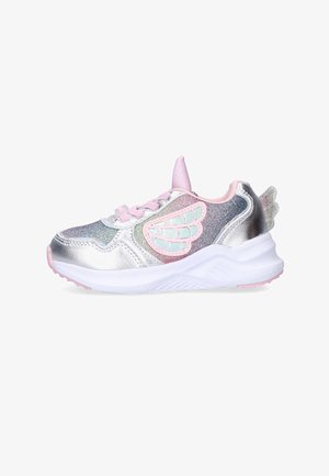 Zapatillas infantiles con un diseño brillante en plata y rosa, con un motivo de alas, paneles de malla y suela blanca.