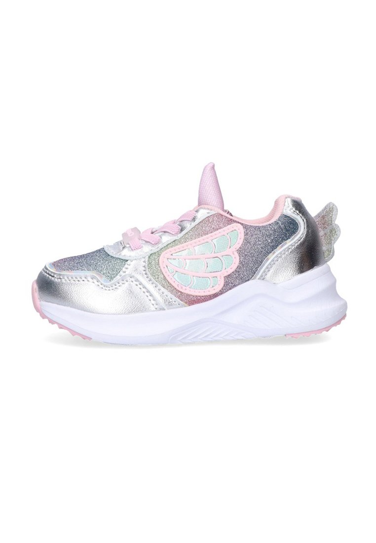 Zapatillas infantiles con un diseño brillante en plata y rosa, con un motivo de alas, paneles de malla y suela blanca.