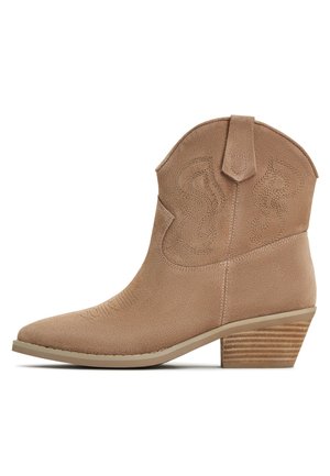 Beige suede cowboylaarzen met een spitse neus, gedetailleerde stiksels, een trekband en een gestapelde hak. Soepele oppervlakte met een gestructureerde achterkant.