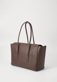 Sac fourre-tout en cuir marron avec une forme structurée, doté de double anses et d'un design minimaliste. Texture lisse avec des accents subtils.