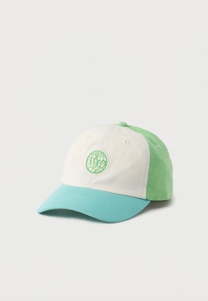 Casquette de baseball avec une visière bleu clair, un panneau avant blanc et des panneaux latéraux et arrière verts, ornée d'un patch logo rond vert et blanc.