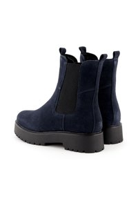 Stivali Chelsea in suede blu navy con pannelli elastici testurizzati ai lati e punta arrotondata, caratterizzati da una robusta suola in gomma nera.