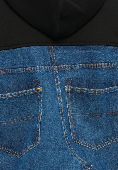Kapuzenpullover mit schwarzem Oberteil und blauem Denim-Unterteil. Verfügt über zwei Taschen auf der Rückseite, Denim-Textur, orangefarbene Nähte und ein lässiges Design.