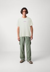 Jack & Jones JORLOOSIE TEE CREW NECK UNISEX - T-shirts med print - antique white