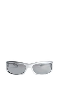 Gafas de sol plateadas con un diseño elegante y angular y lentes gris oscuro. Acabado brillante con una sutil textura en las monturas.