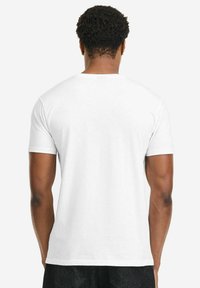 Weißes T-Shirt mit kurzen Ärmeln und Rundhalsausschnitt, glatter Textur und schlichter Rückenoptik. Keine sichtbaren Muster oder Verzierungen.