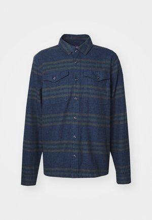 Flanellhemd in Dunkelblau mit grünen Streifen. Verfügt über eine Knopfleiste, zwei Brusttaschen und einen klassischen Kragen. Weiche Textur.