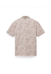 Kortärmad beige polo med ett subtilt bladmönster, mjuk textur och klassisk krage. Lämplig för avslappnad användning.