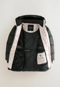 Doudoune noire avec doublure matelassée. L'intérieur est en tissu rose pâle, à texture en fourrure, et comporte une étiquette logo. Boutons-pression en or.
