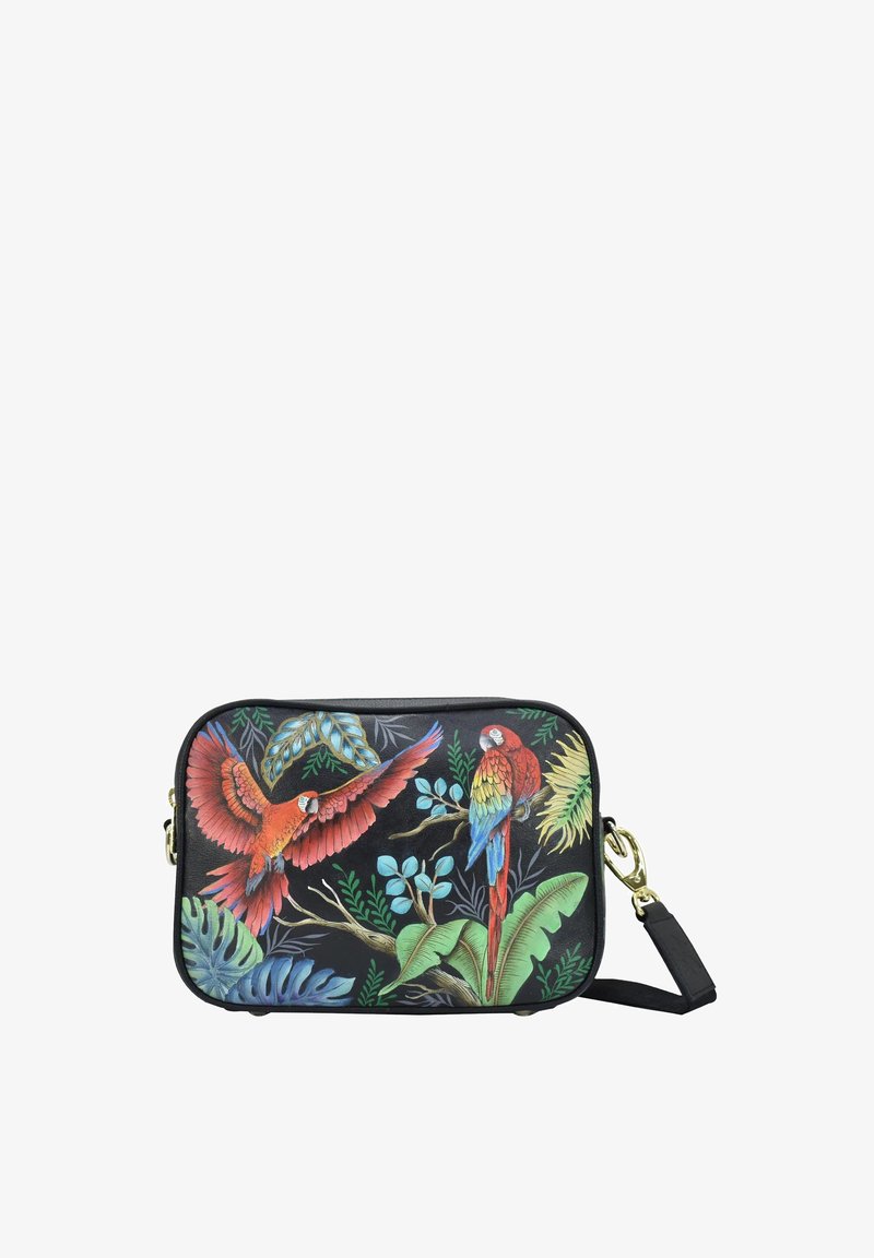 Schwarze rechteckige Umhängetasche mit bunten tropischen Papageien, Blättern und Zweigen bedruckt, ausgestattet mit einem abnehmbaren Riemen mit goldenem Verschluss.