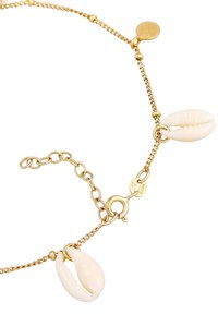 Guldarmbånd med tekstureret hvid skal-akse og små runde charms for ekstra detalje. Justerbar længde med kærklips.