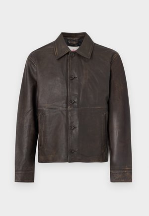 Chaqueta de cuero marrón oscuro con cierre de botones, cuello puntiagudo, mangas largas y bolsillos laterales con abertura, sobre un fondo liso.