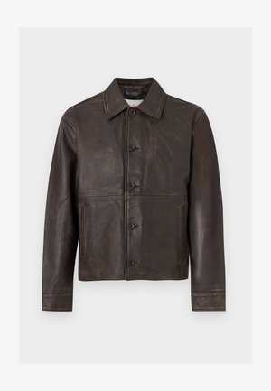 Mørk brun skinnjakke med knappelukking foran, spiss krage, lange ermer og sidelommer med spalter på en ensfarget bakgrunn.