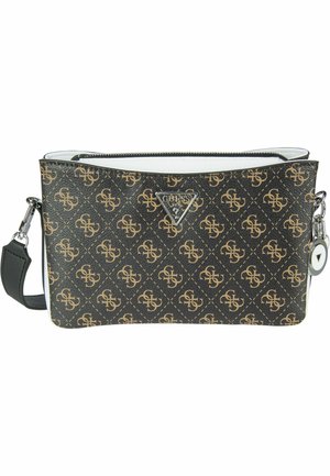 Sac bandoulière Guess noir et marron à motif avec plaque logo argentée, fermeture éclair et bandoulière noire amovible.