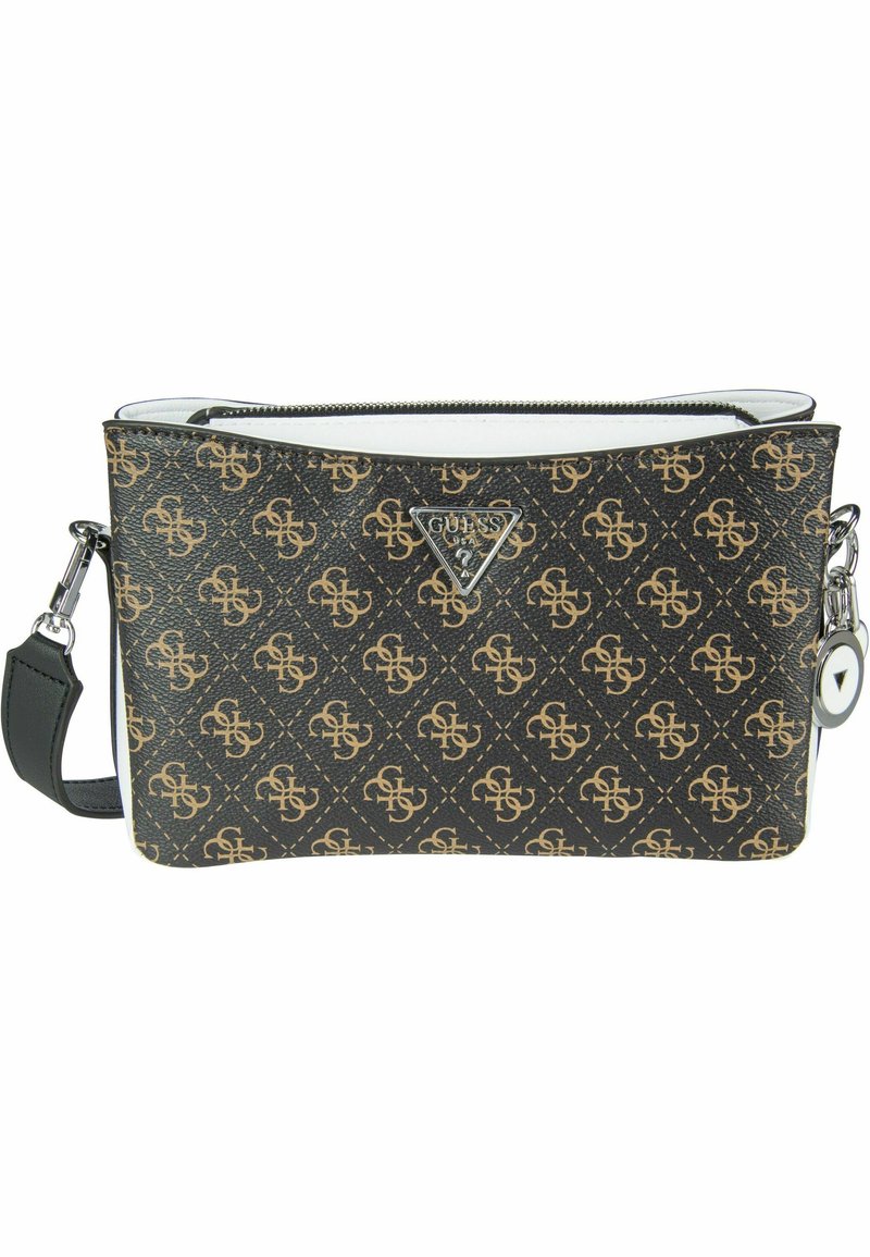 Sac bandoulière Guess noir et marron à motif avec plaque logo argentée, fermeture éclair et bandoulière noire amovible.