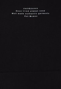 Felpa nera con testo bianco: "Jack&Jones", "Una volta provato, sempre usato", "Abbigliamento autentico ben fatto", "Est. Mcmxc." Tessuto morbido con una vestibilità classica.