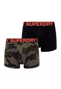 Deux paires de boxers pour hommes : un noir uni, un motif camouflage en vert et gris. Les deux présentent une ceinture rouge "SUPERDRY".