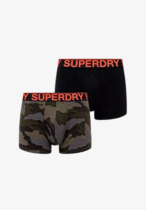 Deux paires de boxers pour hommes : un noir uni, un motif camouflage en vert et gris. Les deux présentent une ceinture rouge "SUPERDRY".