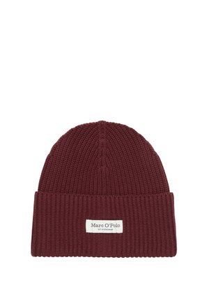 Bordowa dzianinowa czapka z założonym mankietem i białą prostokątną naszywką z napisem "Marc O'Polo EST. IN STOCKHOLM" umieszczoną na środku mankietu.