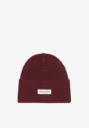 Cappellino lavorato a maglia color borgogna con risvolto e toppa rettangolare bianca con la scritta "Marc O'Polo EST. IN STOCKHOLM" al centro del risvolto.