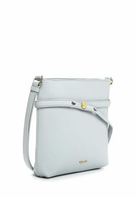 Skórzana torebka na ramię w jasnoniebieskim kolorze. Gładka faktura, prostokątny kształt, regulowany pasek, złote okucia oraz magnetyczne zapięcie z przodu.