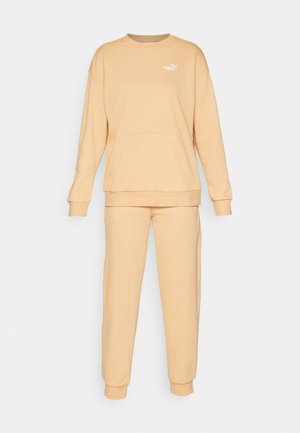 Completo felpa e pantaloni color pesca. Tessuto morbido, vestibilità oversize, collo rotondo, tasca frontale sulla felpa, polsini e vita elasticizzati.