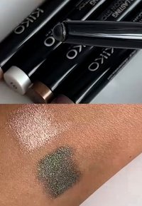 KIKO cosmetische potloden in zwarte verpakkingen, met kleurstalen op de huid: een metallic lichtroze en een glinsterend donkergroen met textuur.