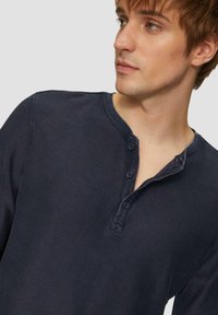 QS MIT GARMENT DYE - Longsleeve - tiefblau