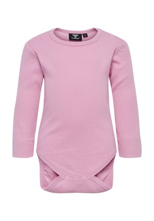 Lange mouwen, roze geribbelde body met een ronde halslijn, drukknoopsluiting op de schouders en onderaan, en een zachte katoenkwaliteit.