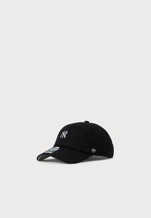 Svart New York Yankees baseballcap med hvit brodert logo og '47 merke på siden, vist på en enkel hvit bakgrunn.