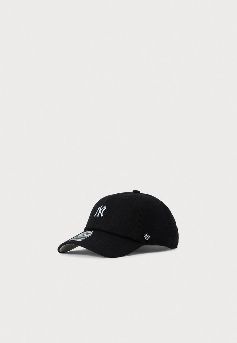 Sort New York Yankees baseball cap med hvid broderet logo og '47 mærke på siden, vist på en ensfarvet hvid baggrund.