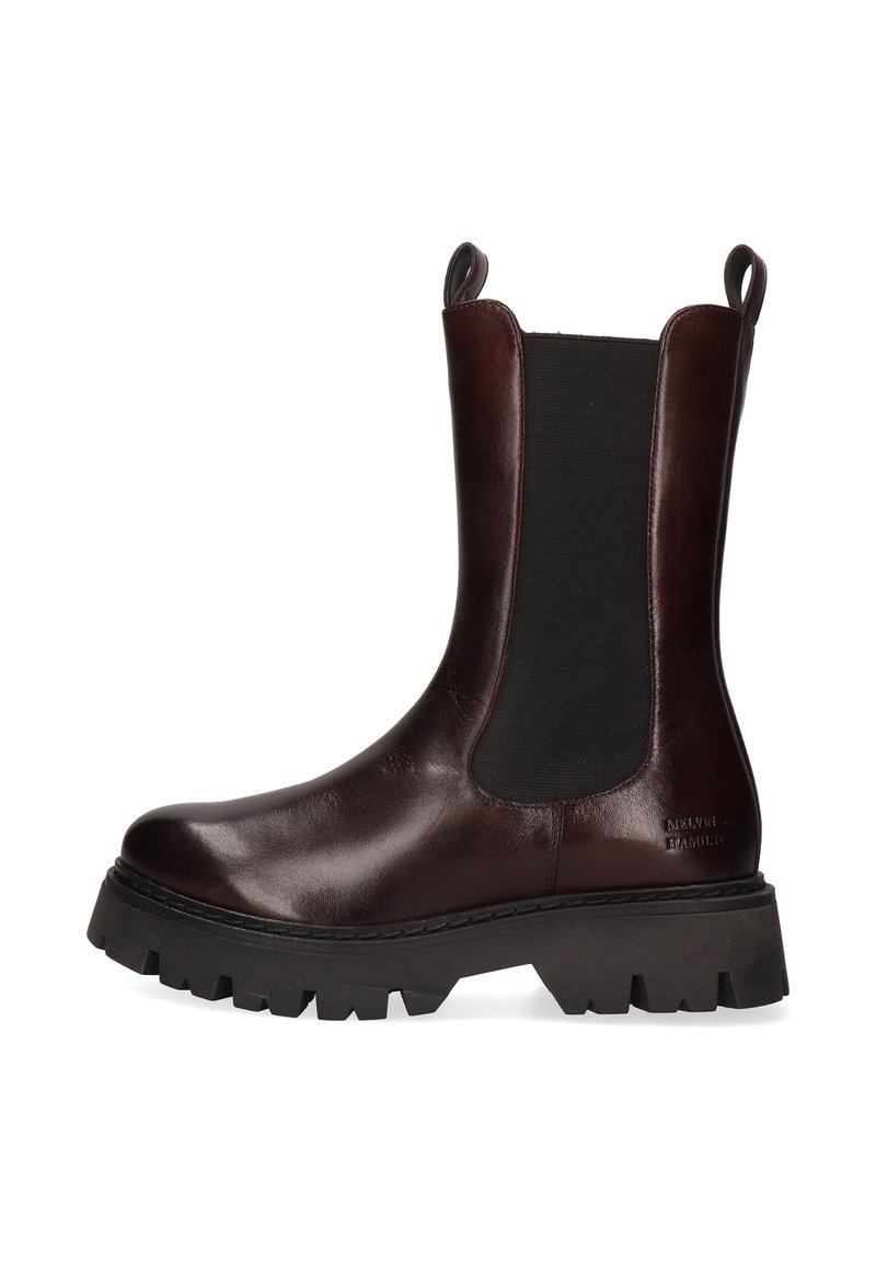 Stivale Chelsea in pelle bordeaux con pannelli laterali elasticizzati, linguetta e suola in gomma nera testurizzata con battistrada profondo per una migliore aderenza.