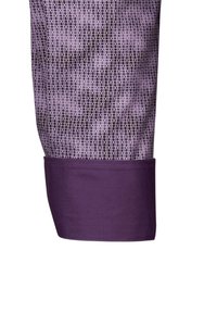 Un tessuto a motivo viola presenta un design geometrico con forme che si intersecano. Il polsino è di un viola uniforme, in contrasto con il tessuto a motivo sopra.