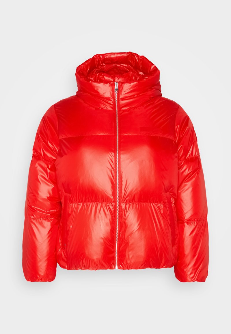 Giacca a vento rossa con colletto alto, chiusura con zip e cappuccio. Caratterizzata da una texture lucida e liscia e due tasche anteriori. Design corto e squadrato.