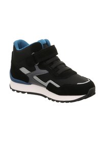 Černé a modré vysoké tenisky s páskem na suchý zip, černými tkaničkami, šedými detaily, bílou podrážkou a texturovaným vzorkem pro trakci.